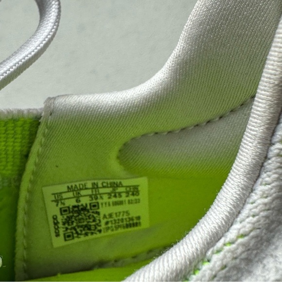 Adidas Ultraboost Light running shoes in white with lime green - Picture 5 of 5